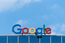 Google Logo auf Firmengebude