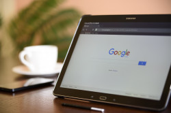 Tablet mit Google Suche Startseite
